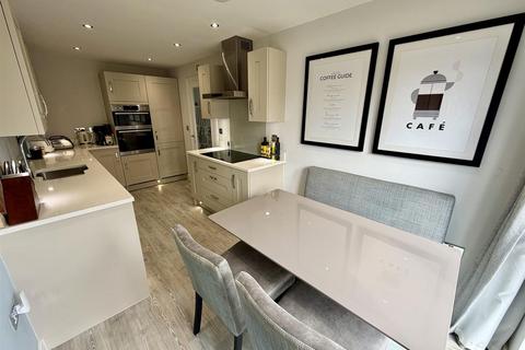 4 bedroom detached house for sale, Lavender Court, Mirfield
