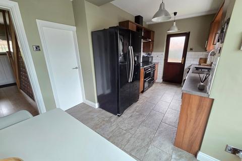 4 bedroom detached house for sale, North Close, Royston, S71