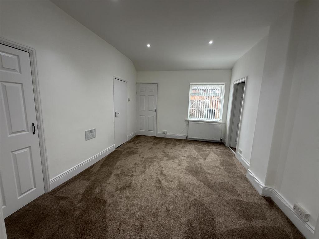 House in Ashington - More