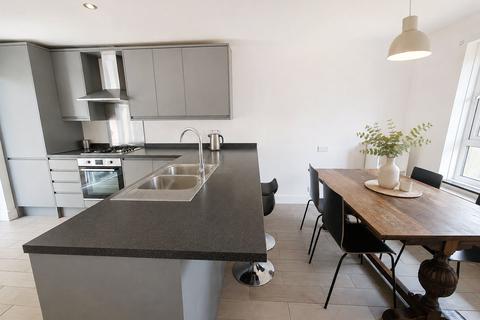 4 bedroom terraced house to rent, Sisulu Place, London, SW9