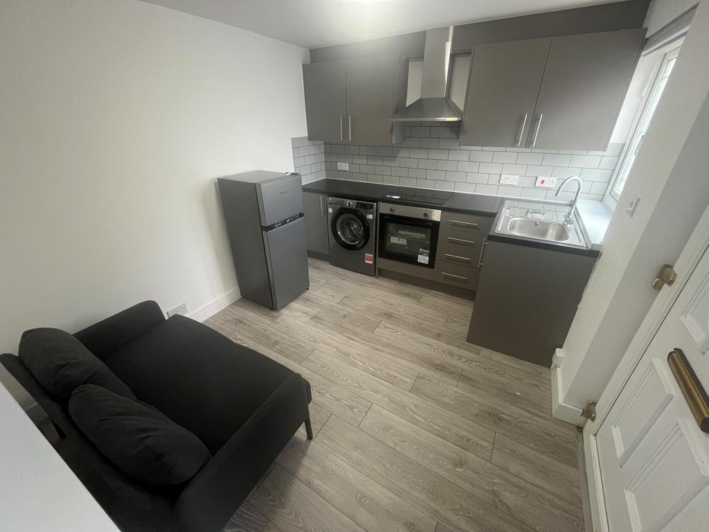 Apartment in Greenford - View 2