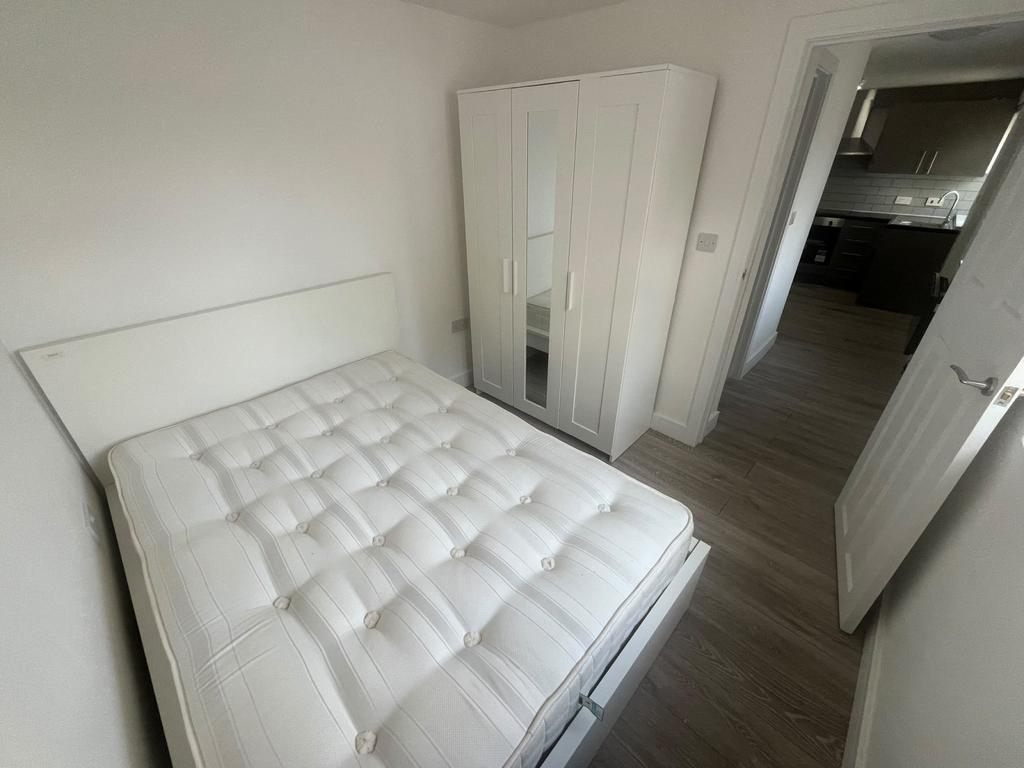 Apartment in Greenford - View 4