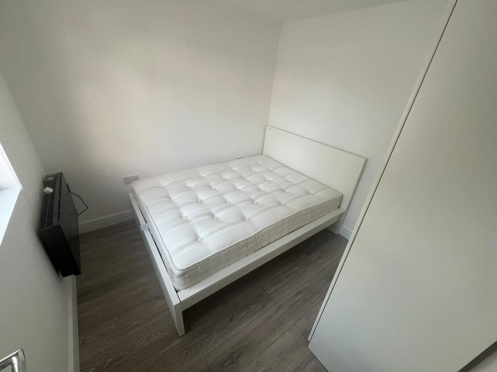 Apartment in Greenford - View 5