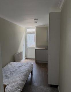 Studio to rent, Highwood Gardens, Ilford, Essex, IG5