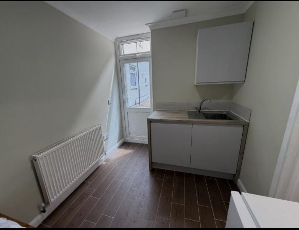 Apartment in Ilford - View 3