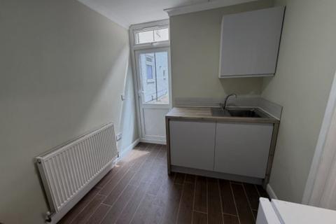 Studio to rent, Highwood Gardens, Ilford, Essex, IG5