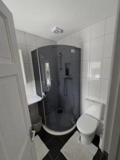 Studio to rent, Highwood Gardens, Ilford, Essex, IG5