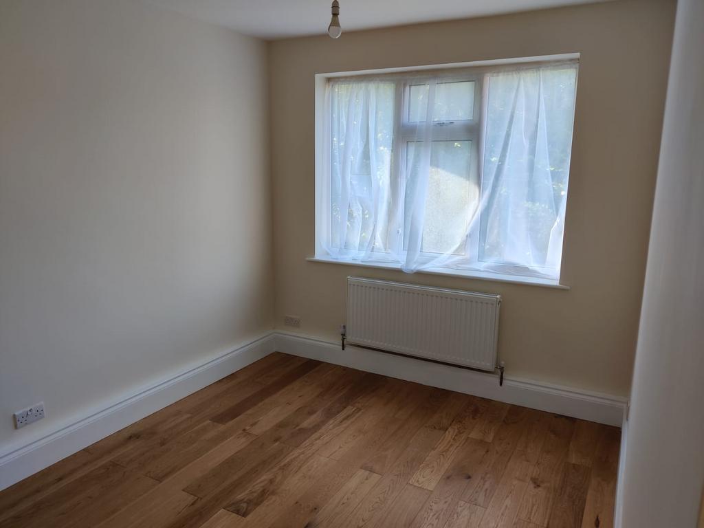 Apartment in Greenford - View 4