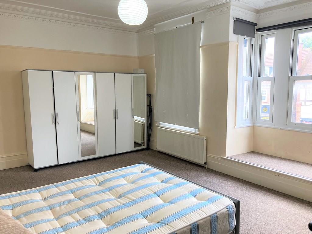 Apartment in Surbiton - View 4
