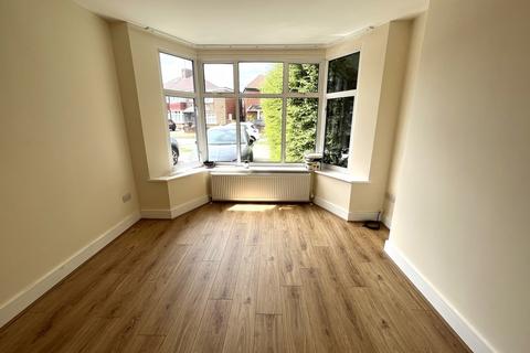 3 bedroom semi-detached house to rent, Avenue Crescent, Cranford
