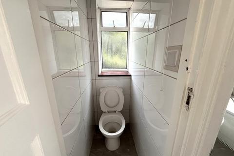 3 bedroom semi-detached house to rent, Avenue Crescent, Cranford