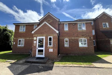 2 bedroom apartment to rent, Redford Close, Feltham