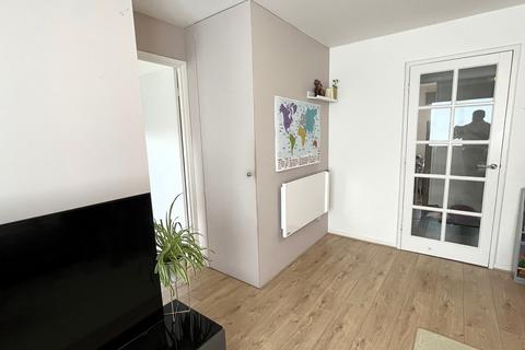 2 bedroom apartment to rent, Redford Close, Feltham