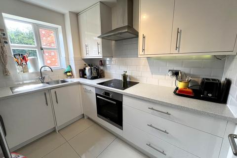 2 bedroom apartment to rent, Redford Close, Feltham