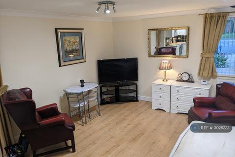 Studio to rent, Beacon Close, Uxbridge, UB8