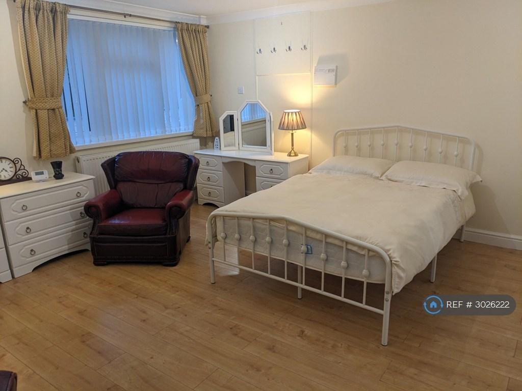 Apartment in Uxbridge - View 2