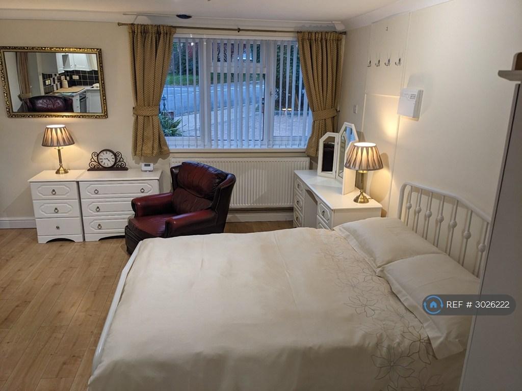 Apartment in Uxbridge - View 3