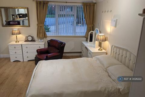 Studio to rent, Beacon Close, Uxbridge, UB8