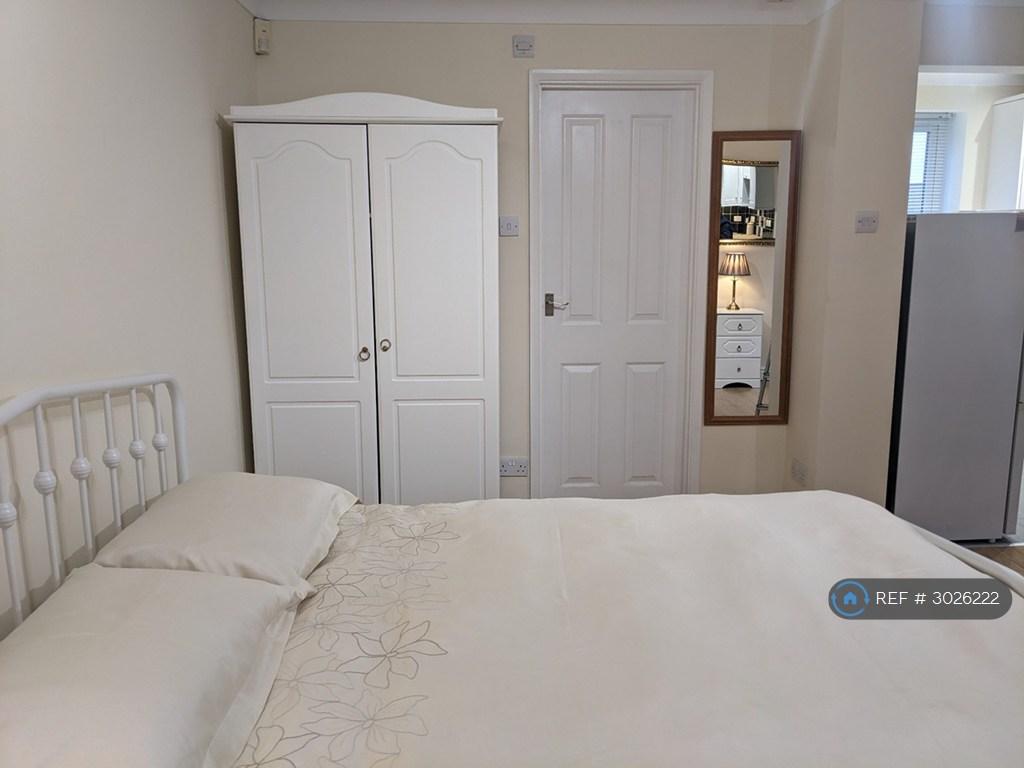 Apartment in Uxbridge - View 4