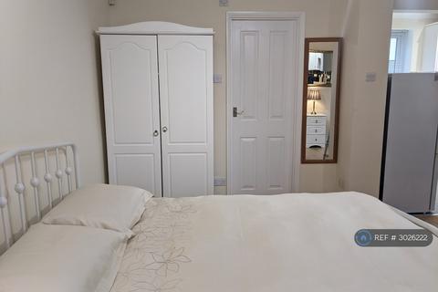Studio to rent, Beacon Close, Uxbridge, UB8
