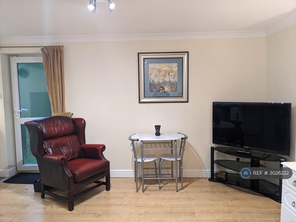 Apartment in Uxbridge - View 5