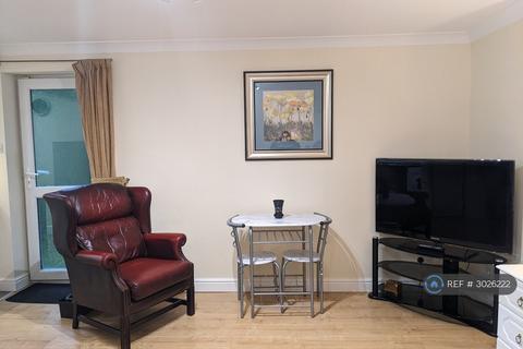 Studio to rent, Beacon Close, Uxbridge, UB8