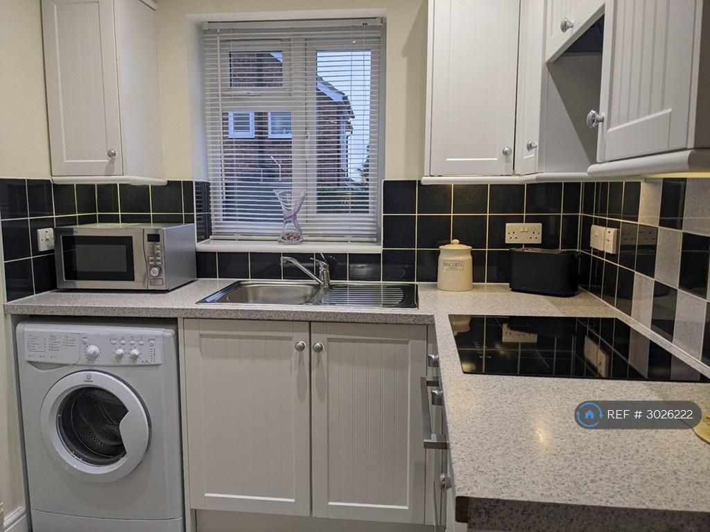 Apartment in Uxbridge - More