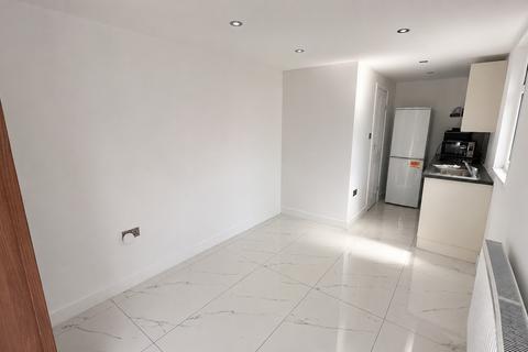 Studio to rent, Parkfield Crescent, Ruislip
