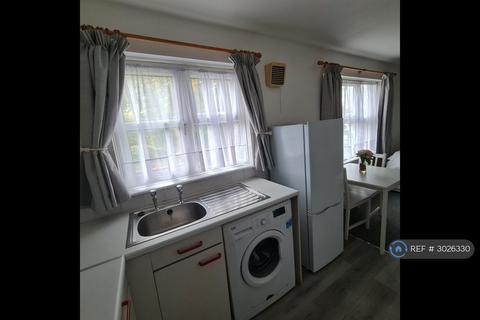 Studio to rent, Tavistock Road, West Drayton, UB7