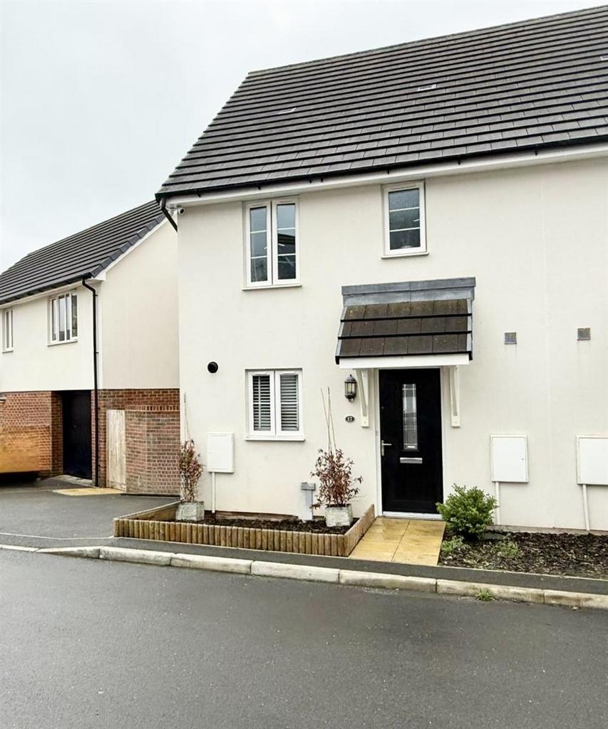 Detached house exterior, driveway