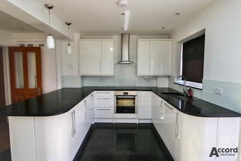 3 bedroom terraced house to rent, Macdonald Avenue, Hornchurch, RM11