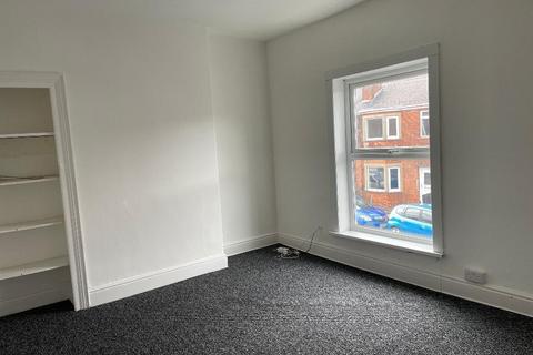 2 bedroom terraced house to rent, Ceylon St, Hull, HU9 5RE