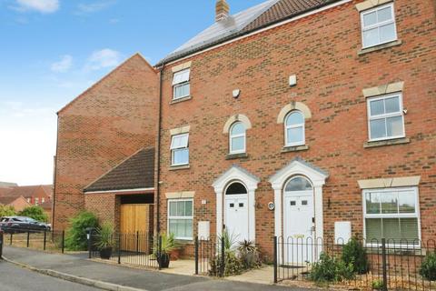 4 bedroom semi-detached house for sale, Tracy Avenue, Langley