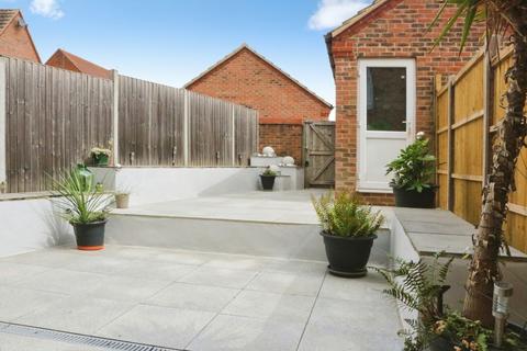 4 bedroom semi-detached house for sale, Tracy Avenue, Langley