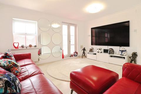 4 bedroom semi-detached house for sale, Tracy Avenue, Langley