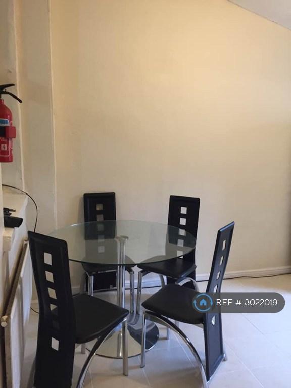 Apartment in Hounslow - More