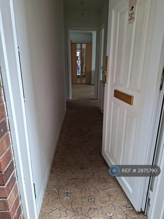 Apartment in Feltham - View 2