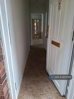 3 bedroom flat to rent, Dockwell Close, Feltham, TW14
