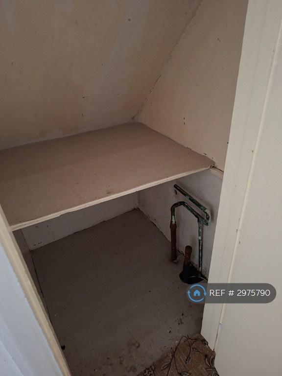 Apartment in Feltham - View 3