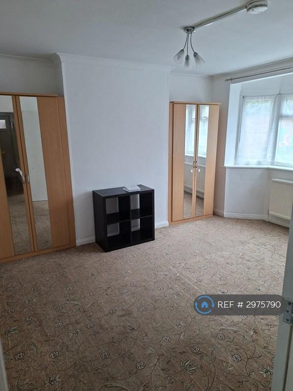 Apartment in Feltham - View 5
