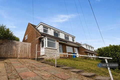 3 bedroom end of terrace house to rent, Compton Way, Manchester, M24
