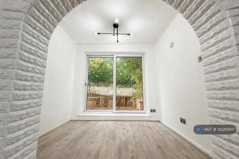 3 bedroom end of terrace house to rent, Compton Way, Manchester, M24