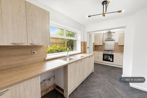 3 bedroom end of terrace house to rent, Compton Way, Manchester, M24