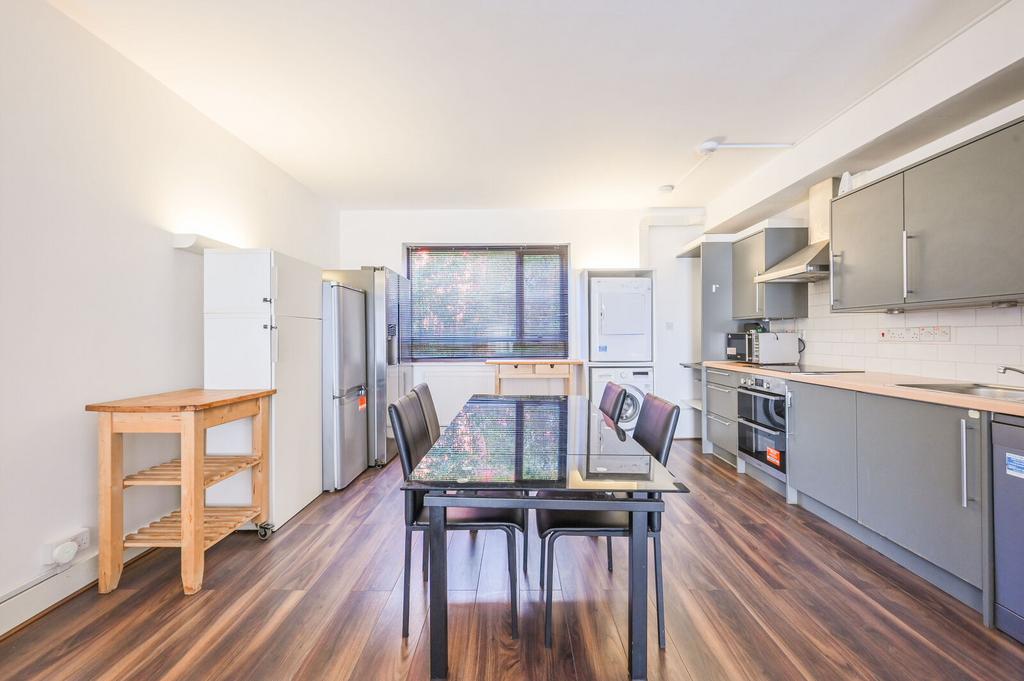 House in London - View 2
