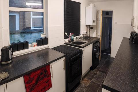 2 bedroom terraced house to rent, Gresty Street, Stoke-on-Trent, ST4