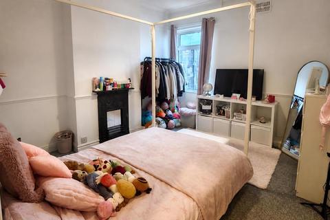2 bedroom terraced house to rent, Gresty Street, Stoke-on-Trent, ST4