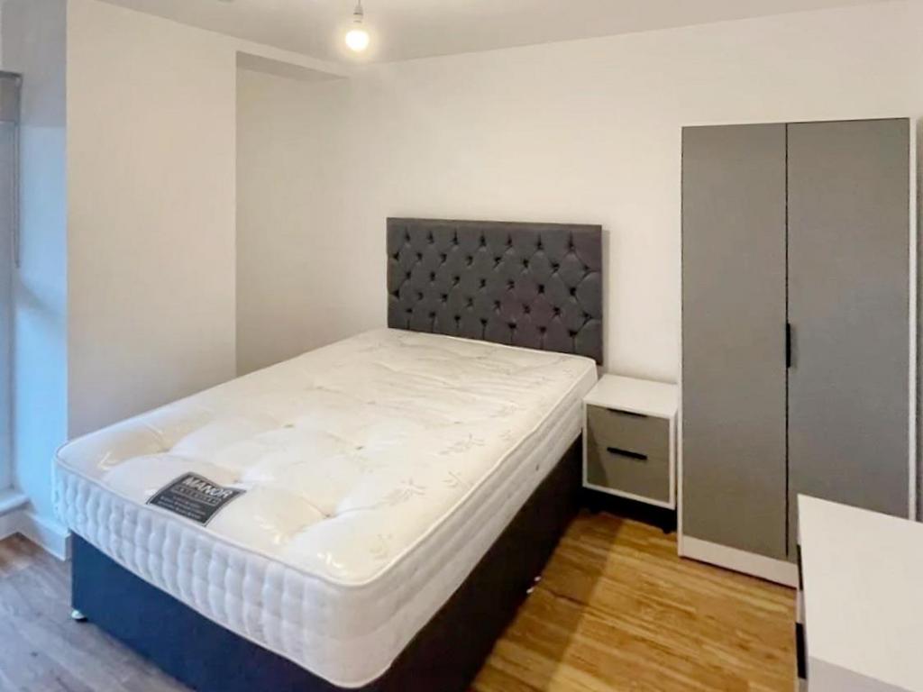 Apartment in Manchester - View 5