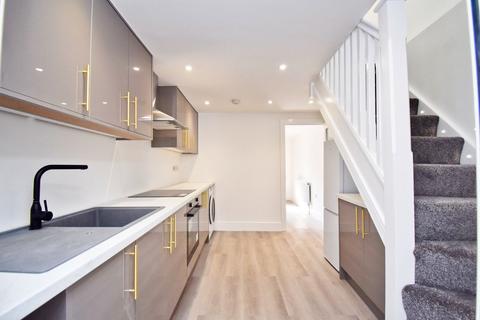 2 bedroom terraced house to rent, Church Street, Walton-on-Thames, KT12