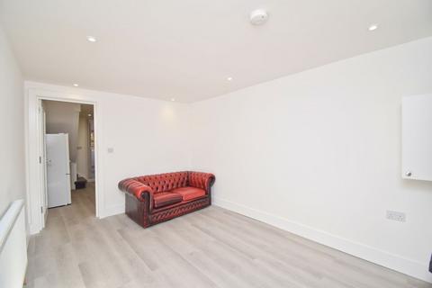 2 bedroom terraced house to rent, Church Street, Walton-on-Thames, KT12