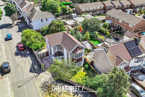 Lee Gardens Avenue, Hornchurch, RM11
